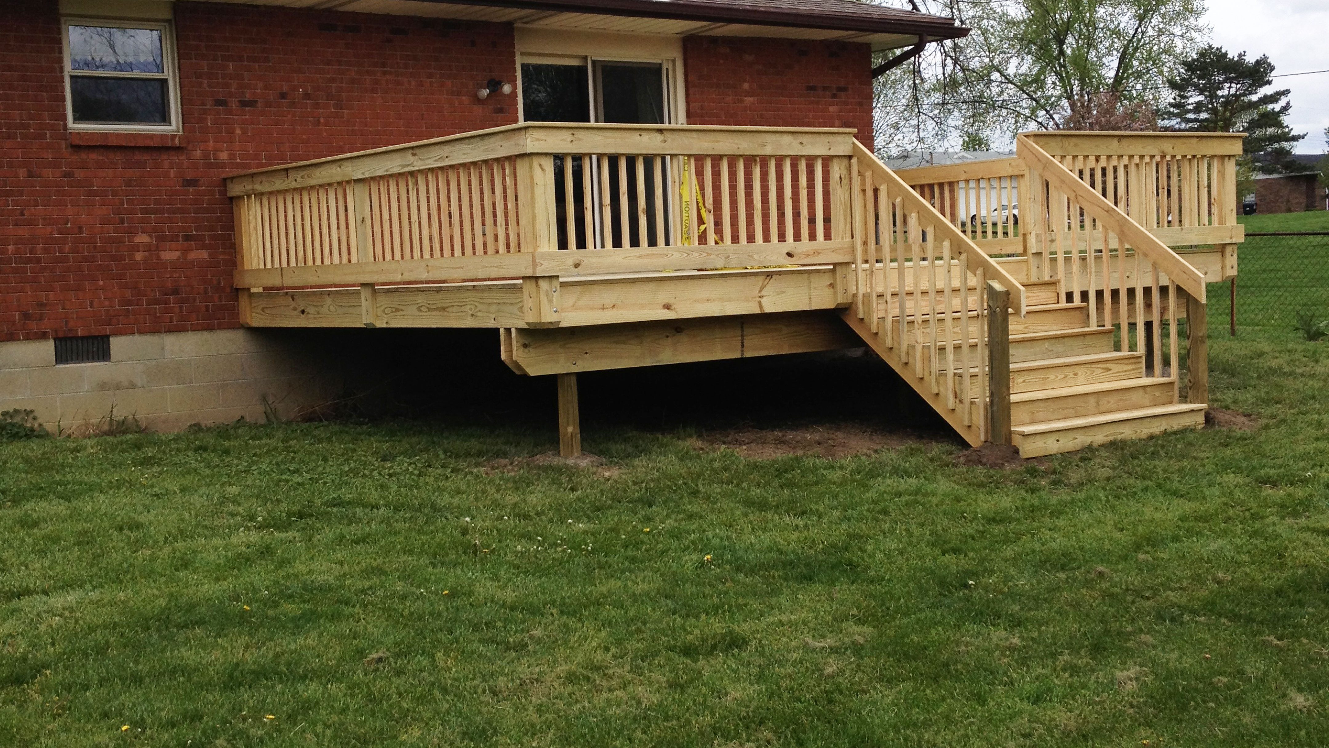 Side view of the finished deck.