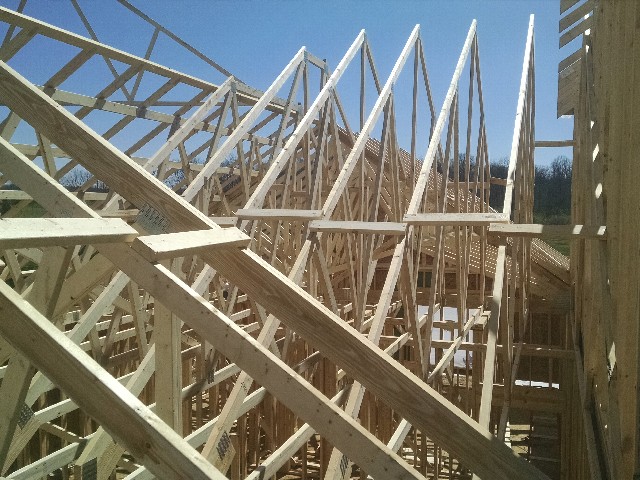 truss blocks holding the trusses together before sheeting